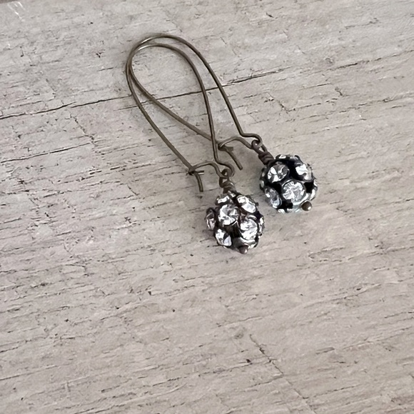 NEW  Handcrafted sparkly earrings on long brass wires - Picture 1 of 4